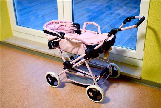 Ein Kinderwagen.