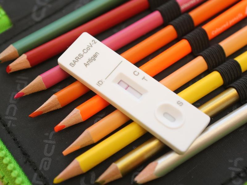 Ein Kit für einen Corona-Schnelltest liegt auf dem Federmäppchen eines Schülers. Foto: Matthias Bein/dpa-Zentralbild/dpa/Symbolbild