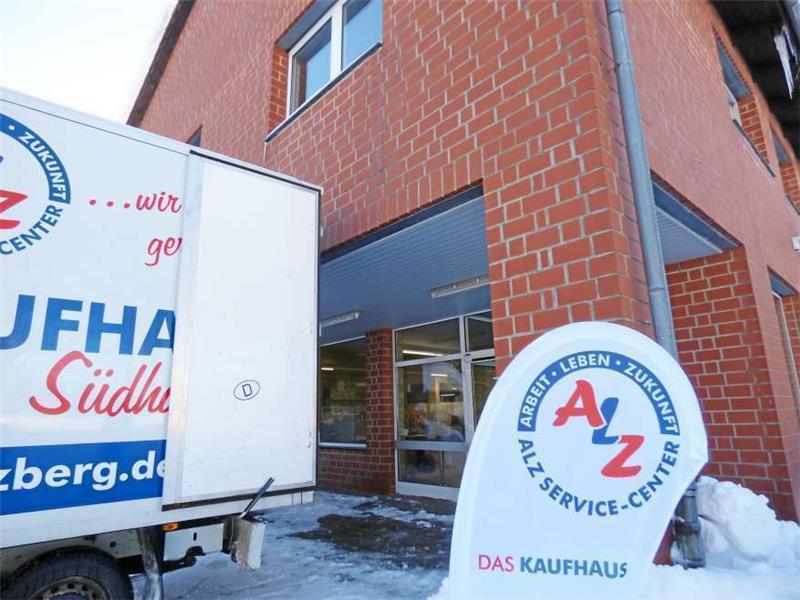 Ex-Aldi-Markt wird Sozialkaufhaus Ein Kleinlaster nach dem anderen dockt an: Bis Freitag soll alles eingerichtet sein.