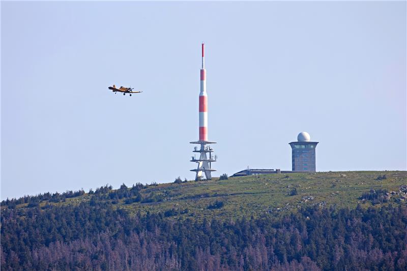 Löschflugzeuge werden heute in Braunschweig stationiert Ein Kleinlöschflugzeug fliegt mit vollem Tank das Brandgebiet am Brocken an. Foto: picture alliance/dpa | Matthias Bein