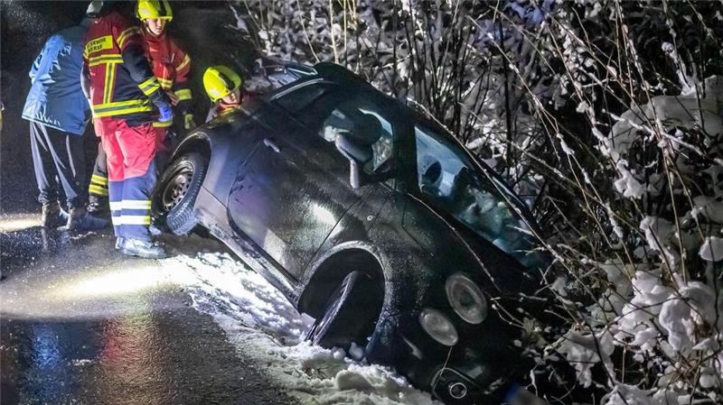 Ein Kleinwagen rutschte bei Straßenglätte im westlichen Sauerland in einen Graben.