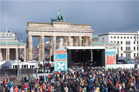 Ein Klima-Bündnis will mit dem Berliner Volksentscheid an diesem Sonntag erreichen, dass die Hauptstadt 15 Jahre früher als geplant - bis 2030 - klimaneutral wird.