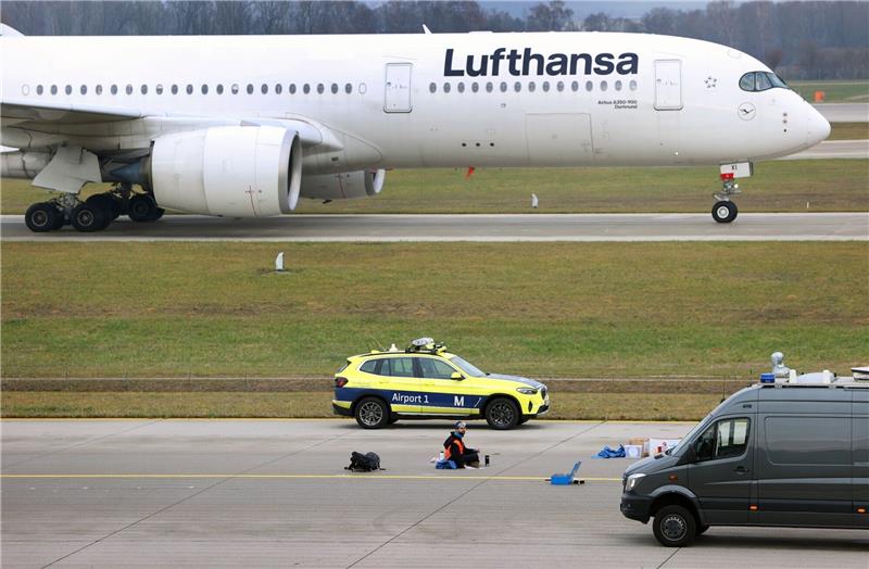 Störaktionen von Klimaaktivisten auf Flughäfen Ein Klimaaktivist sitzt mit angeklebter Hand auf dem Start-und Landebahn am Airport Franz-Josef-Strauß in München.