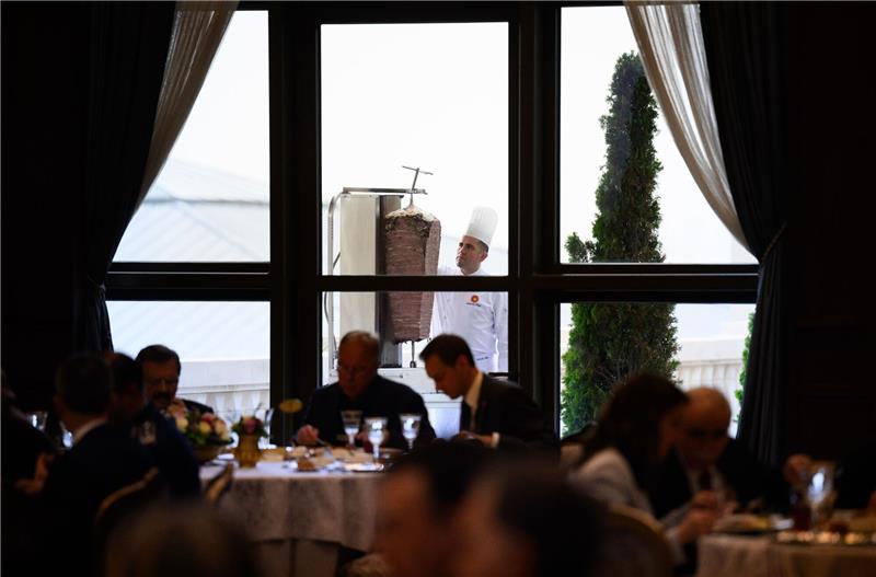 Erdogan serviert beim Mittagessen für Steinmeier Döner Ein Koch bereitet auf einer Terrasse des Präsidialpalasts Dönerfleisch vom Spieß zu.