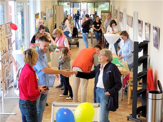 Bad Harzburg: Mehrgenerationenhaus lädt zum Tag der Nachbarschaft Ein Kommen und Gehen auf dem Flur im Haus der Kirche: Neben Spiel und Spaß für ihre Kinder finden die Bad Harzburger beim Tag der Nachbarschaft auch Infostände, eine Tombola oder einfach einen ruhigen Ort zum Abschalten, zum esssen und zum Austausch. Foto: Exner