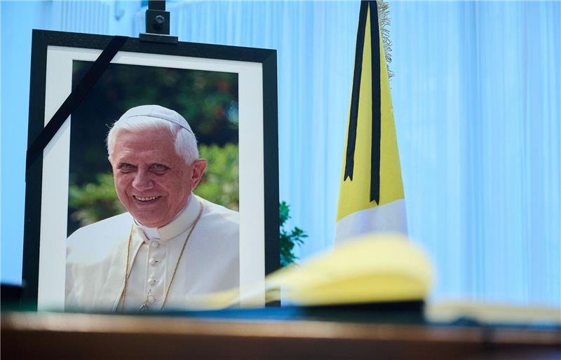 Ein Kondolenzbuch für den verstorbenen emeritierten Papst Benedikt XVI. in der Apostolische Nuntiatur in Berlin.