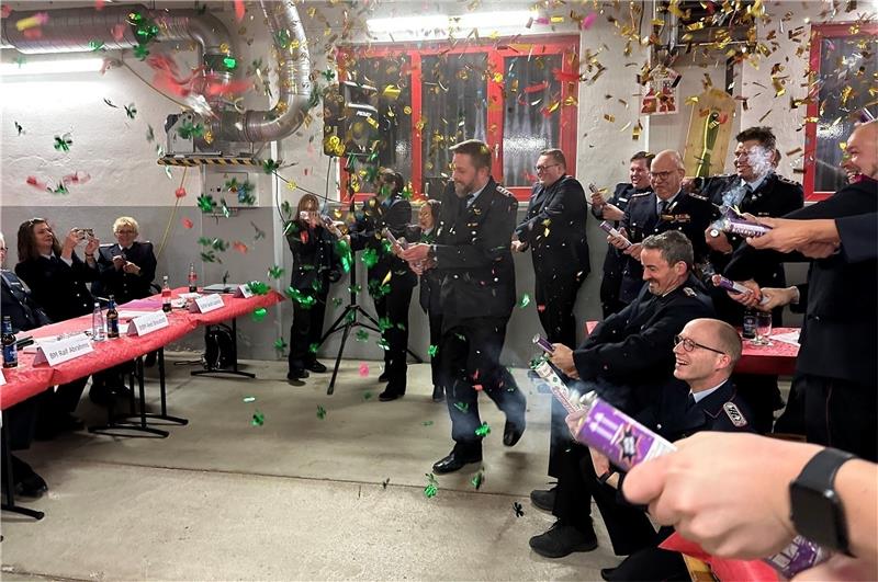Ein Konfetti-Regen zum Abschluss. Zum Ende der Jahreshauptversammlung lassen es die Feuerwehrleute richtig krachen, dabei stellt Ortsbrandmeister Marcus Saß erst zum 30. September sein Amt zur Verfügung, das voraussichtlich Patrick Maibaum übernimmt. Fotos: Eggers