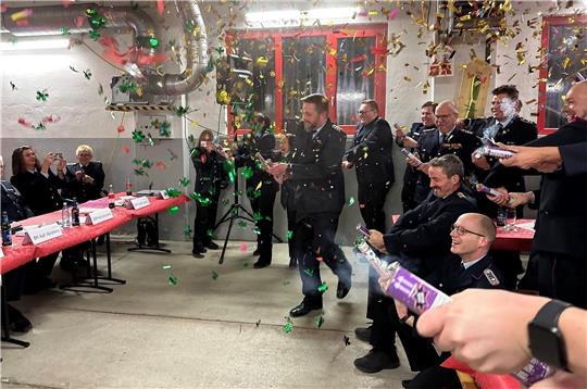 Ein Konfetti-Regen zum Abschluss. Zum Ende der Jahreshauptversammlung lassen es die Feuerwehrleute richtig krachen, dabei stellt Ortsbrandmeister Marcus Saß erst zum 30. September sein Amt zur Verfügung, das voraussichtlich Patrick Maibaum übernimmt. Fotos: Eggers