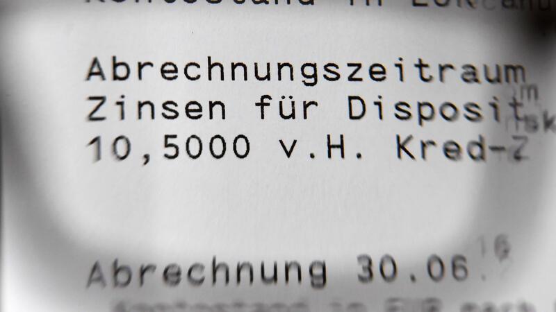 Einige Kreditinstitute langen bei Konto-Überziehung zu Ein Kontoauszug zeigt die Zinsen für einen Dispositionskredit vor einigen Jahren. Für heutige Verhältnisse sind sie vergleichsweise gering.