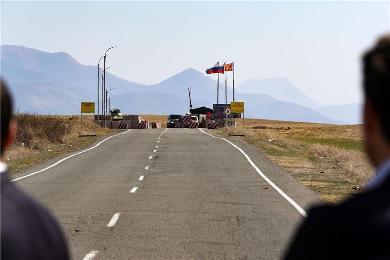 Armenien und Aserbaidschan wollen Streit beilegen Ein Kontrollpunkt der russischen Friedenstruppe auf einer Straße in Richtung der Region Berg-Karabach.