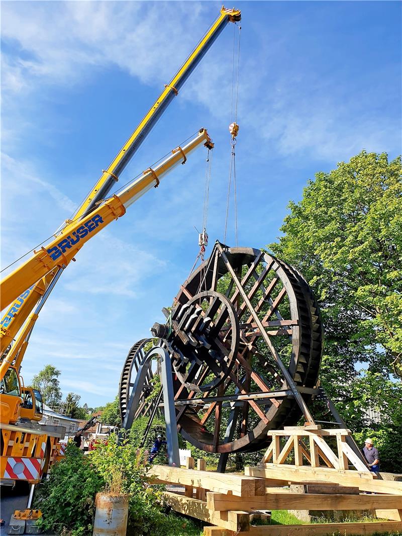 Ein Korsett aus Stahl hält das große Holzkehrrad der Harzwasserwerke beim Transport stabil.  Foto: Harzwasserwerke