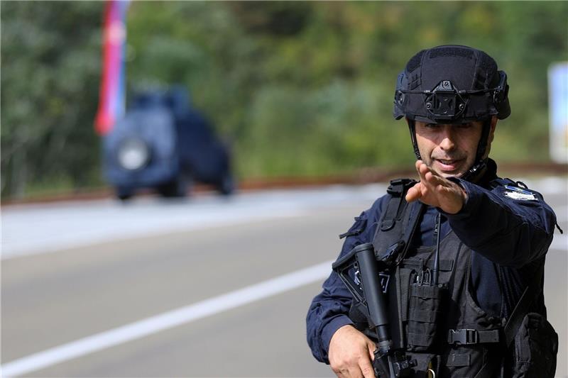 Tote bei Kämpfen mit bewaffnetem Kampftrupp im Nord-Kosovo Ein Kosovo-Polizist bewacht eine Straße in der Nähe des Dorfes Banjska. Maskierte Angreifer haben im Norden des Kosovos einen Polizisten erschossen.