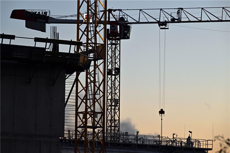 Ein Kran auf einer Baustelle. Es wird gebaut, aber weniger als zuvor.