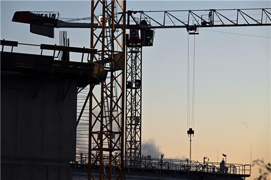 Ein Kran auf einer Baustelle. Es wird gebaut, aber weniger als zuvor.