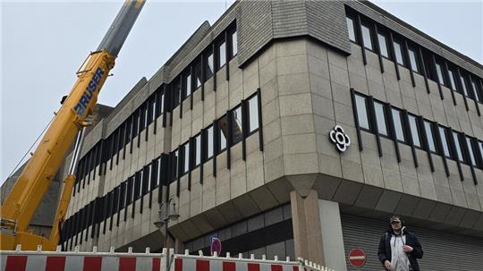 Ein Kran hebt Materialien für den Brandschutz auf das Dach des Galeria-Warenhauses.