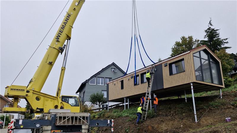 Tiny-Häuser werden komplett nach St. Andreasberg geliefert Ein Kran hebt das Tiny-Haus an den Hang in St. Andreasberg.
