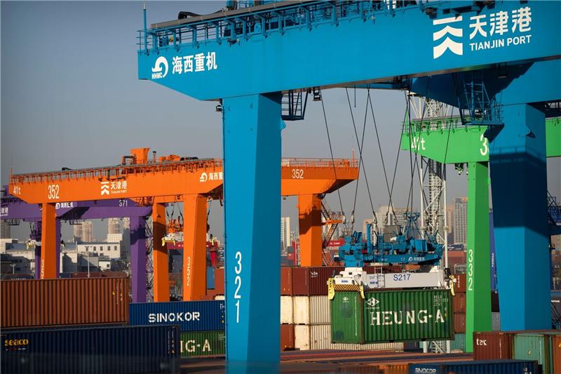 Chinas Exporte unerwartet stark eingebrochen Ein Kran hebt einen Schiffscontainer im Containerhafen in Tianjin: Das Wachstum der chinesischen Wirtschaft schwächelt.