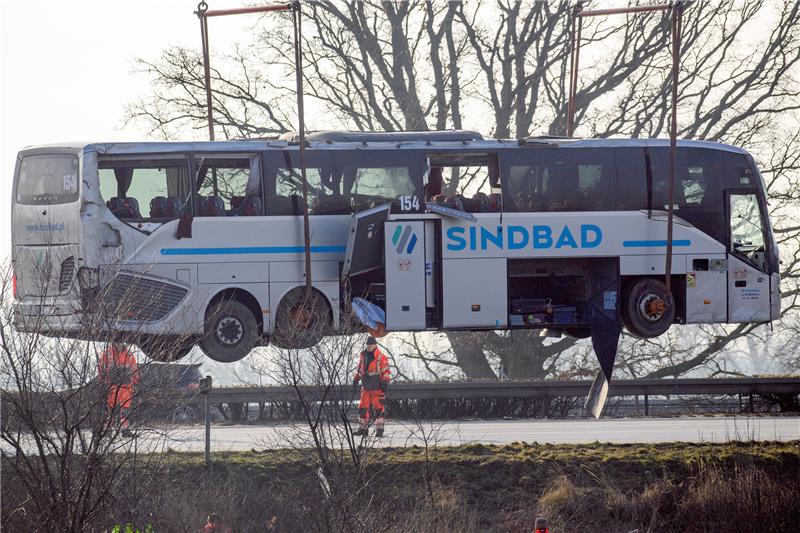 Irxleben: 35 Verletzte bei Busunglück auf A2 Ein Kran hebt einen verunglückten Reisebus zurück auf die Fahrbahn der Autobahn A2. Foto: picture alliance/dpa | Klaus-Dietmar Gabbert