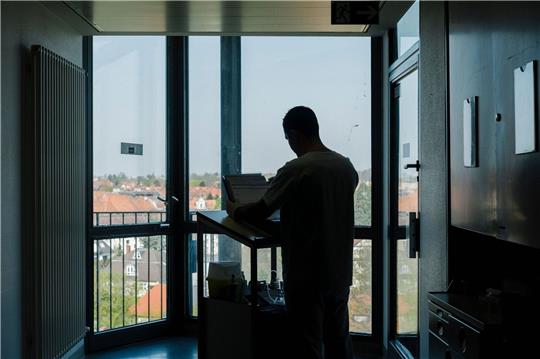 Ein Krankenpfleger aus Albanien in der Neurochirurgie der Charité in Berlin.