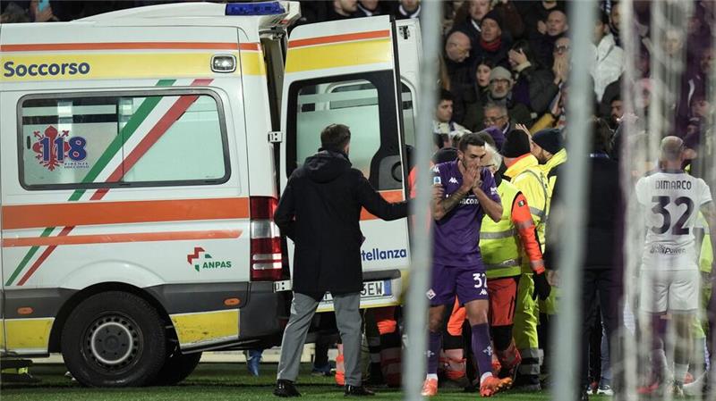 Fußballer Bove nach Herzstillstand „wach und aufmerksam“ Ein Krankenwagen bringt Eduardo Bove vom Feld weg.