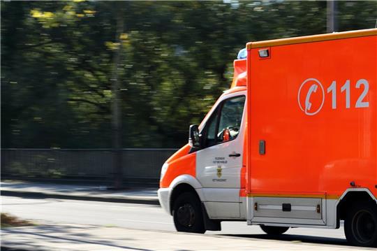 Ein Krankenwagen fährt auf einer Straße. Symbolfoto: Pixabay