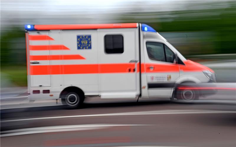 10-jähriges Mädchen von Straßenbahn in Bremen erfasst Ein Krankenwagen fährt mit Blaulicht auf einer Straße.