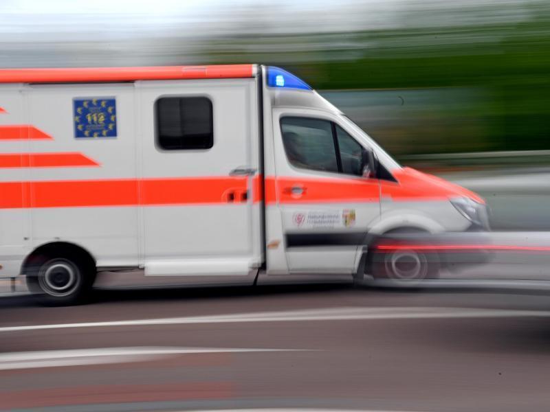 Ein Krankenwagen fährt mit Blaulicht auf einer Straße. Foto: Hendrik Schmidt/dpa-Zentralbild/ZB/Symbolbild