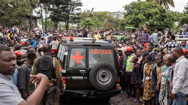 Schiff sinkt im Kongo: Hunderte Tote befürchtet Ein Krankenwagen transportiert Opfer eines Schiffsunglücks in Goma (aktuell)