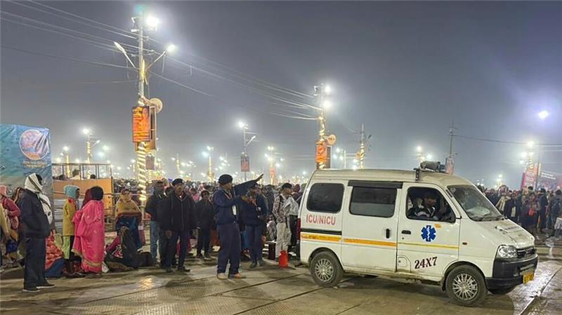 Massenpanik bei Pilgerfest in Indien ausgebrochen Ein Krankenwagen verlässt den Ort einer Massenpanik beim weltgrößten Pilgerfest in Indien. (Foto aktuell)
