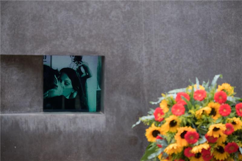 Denkmal für verfolgte Homosexuelle in Berlin attackiert Ein Kranz steht vor dem Denkmal für die im Nationalsozialismus verfolgten Homosexuellen im Berliner Tiergarten. (Archivbild)