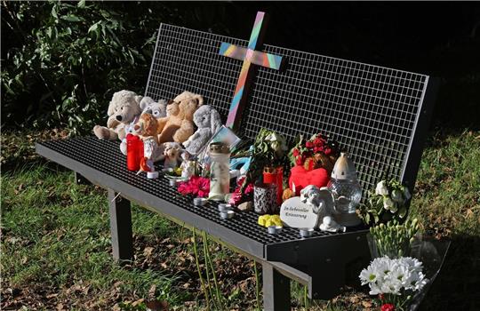 Getöteter Sechsjähriger wird in Neubrandenburg beigesetzt Ein Kreuz, Kerzen, Plüschtiere und Fotos erinnern an den getöteten Sechsjährigen.
