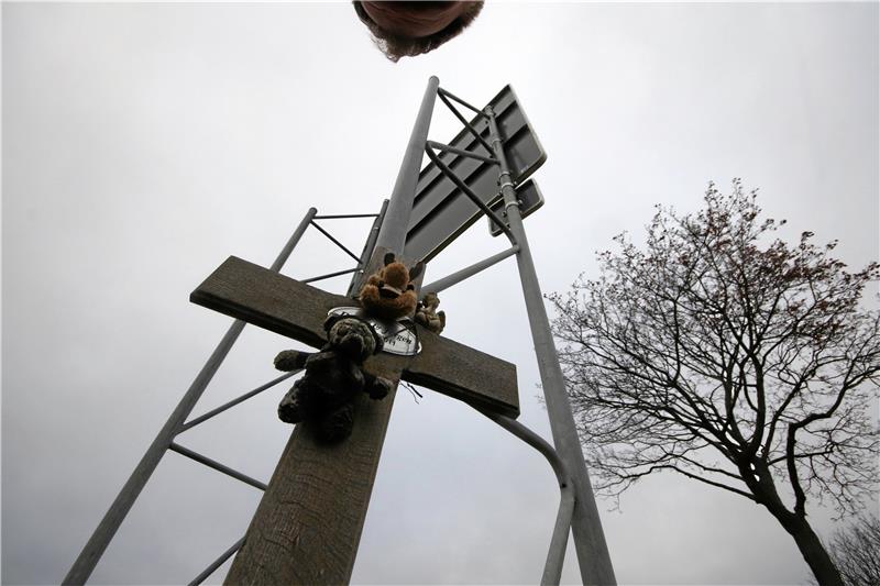 Schärferes Tempolimit an der Upener Kreuzung Ein Kreuz an einem Verkehrsschild erinnert an einen der tödlichen Unfälle.