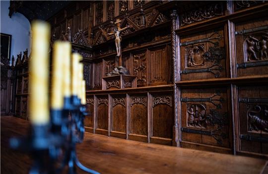 Ein Kreuz steht im Friedenssaal im Historischen Rathaus an der Nordwand mit dem dominierenden Wandschrank. Das Auswärtige Amt hat das Kreuz entfernen lassen.