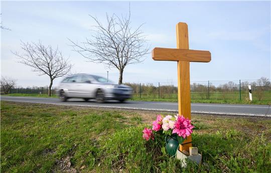 Ein Kreuz zum Gedenken an ein Opfer eines Verkehrsunfalls steht an einer Landstraße im Landkreis Hildesheim.