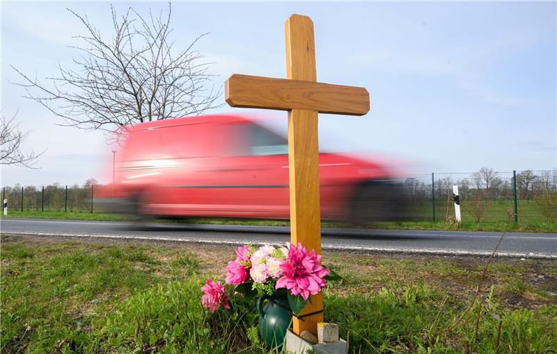 Zahl der Verkehrstoten sinkt in Pandemie auf Tiefstand Ein Kreuz zum Gedenken an ein Opfer eines Verkehrsunfalls steht an einer Landstraße im Landkreis Hildesheim.