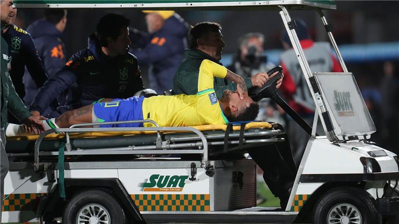 Die Akte Neymar: Was vom teuersten Fußballer noch übrig ist Ein Kreuzbandriss zwang Neymar zu einer langen Pause.