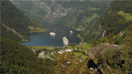 Ein Kreuzfahrtschiff liegt im Geirangerfjord im Südwesten Norwegens. Der Fjord gehört zum Weltnaturerbe. (Archivbild) 
