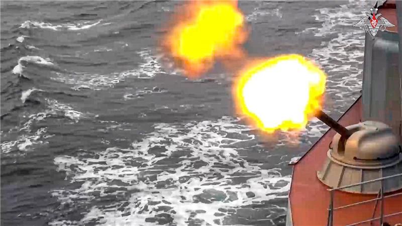 Ist Russlands Schwarzmeerflotte nach Angriffen einsatzfähig? Ein Kriegsschiff der russischen Schwarzmeerflotte feuert während einer Marineübung im Schwarzen Meer. Wäre das auch jetzt noch möglich?