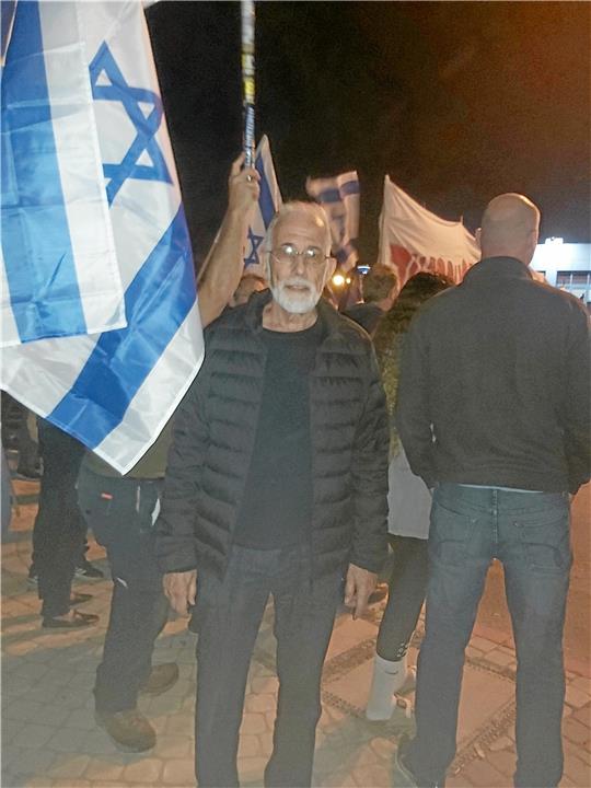 Ein Kritiker der Politik von Ministerpräsident Benjamin Netanjahu: Danny Wieler während einer Demonstration im Frühjahr 2023 gegen die Pläne der israelischen Regierung, die Unabhängigkeit des Obersten Gerichtshofes zu beschränken. Foto: Privat