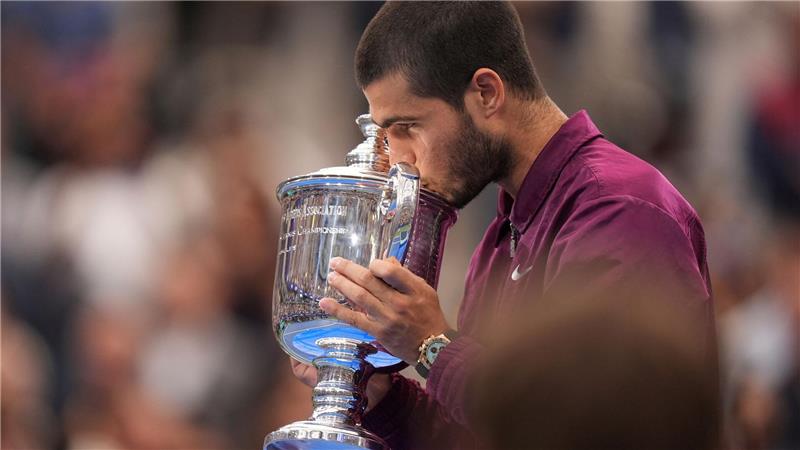 Ein Küsschen für den Pokal: Alcaraz ist neuer US-Open-Champion.