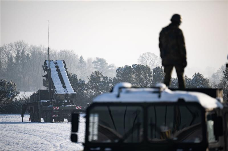 Gruppe von Ukrainern am Flugabwehrsystem Patriot ausgebildet Ein Kursteilnehmer steht während eines Ausbildungskurses ukrainischer Soldaten am Flugabwehrsystem Patriot auf einem LKW vor einem Patriot-Startgerät.