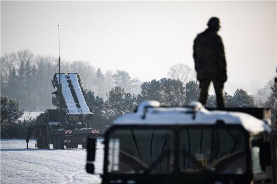 Ein Kursteilnehmer steht während eines Ausbildungskurses ukrainischer Soldaten am Flugabwehrsystem Patriot auf einem LKW vor einem Patriot-Startgerät.