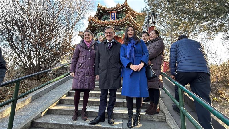 Wadephul in China - Entspannungssignale im Rohstoffstreit Ein Kurztrip auf den bei Touristen beliebten Kohlehügel bot Wadephul einen Blick über die berühmte Verbotene Stadt.