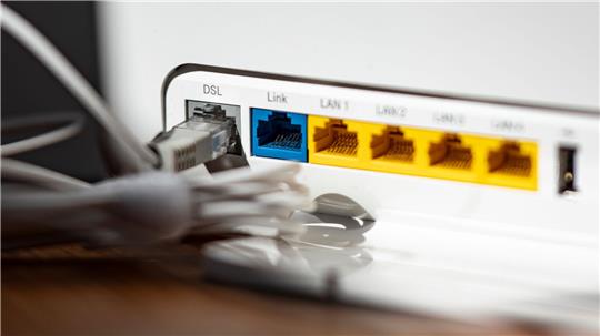 Ein LAN-Kabel im Router - in Millionen Haushalten steckt es noch immer in der DSL-Öffnung. 