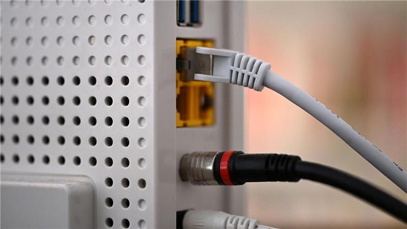 Verbraucher haben etwas besseres Internet Ein LAN-Kabel in einem Router - mancherorts sind die Internetverbindungen besser geworden.