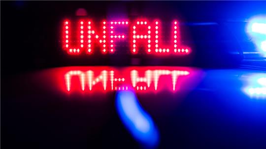 Ein LED-Schild auf dem Dach eines Polizeiwagens zeigt das Wort „Unfall“ an.
