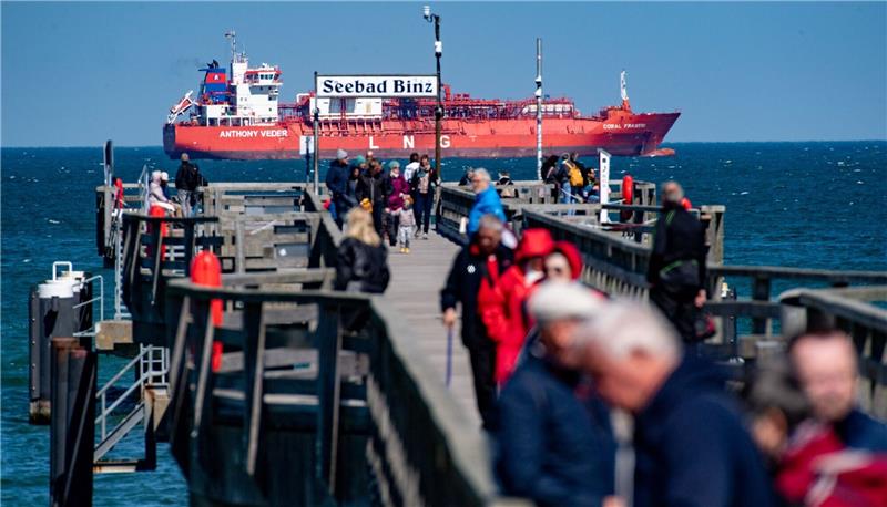 Ein LNG-Shuttle-Tanker liegt im Mai 2023 vor der Küste der Insel Rügen.