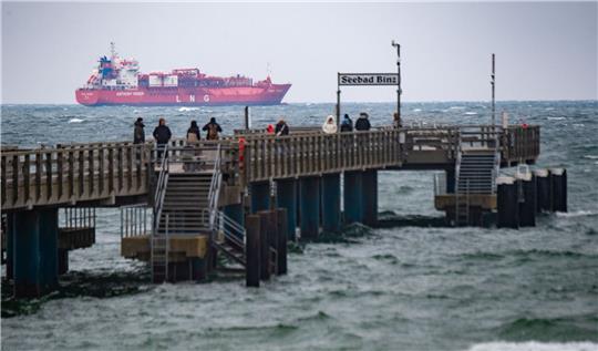 Ein LNG-Shuttle-Tanker vor der Küste der Insel Rügen.