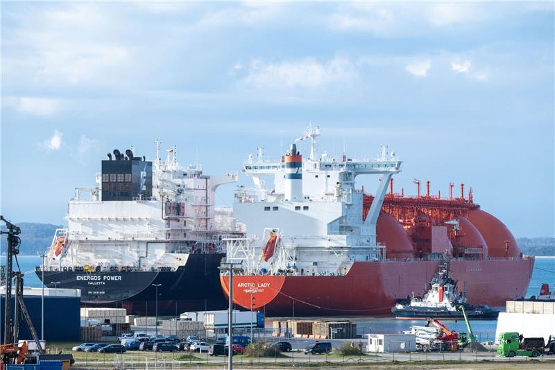 Ein LNG Tanker liegt mit einer Ladung LNG im Energie-Terminal. Auf der Insel Rügen kann Flüssigerdgas angelandet und nach der Umwandlung in Gas über eine Erdgas-Anbindungsleitung nach Lubmin in das deutsche Verteilnetz eingespeist werden.