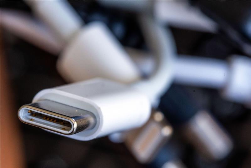 Einheitliches Ladekabel - Deutschland setzt EU-Vorgabe um Ein Ladekabel mit USB-C-Stecker liegt neben einem Bündel unterschiedlicher Anschlusskabel.